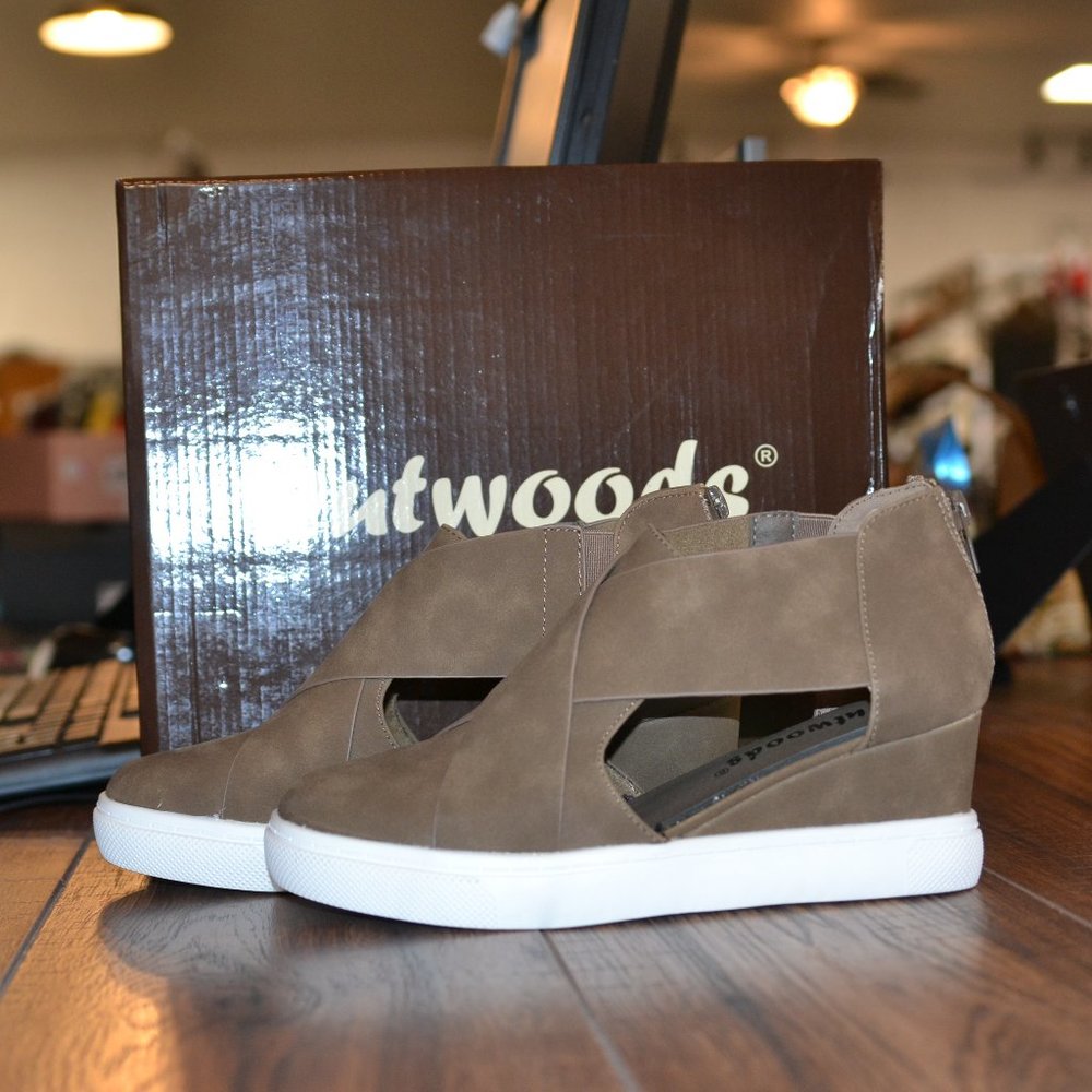 Outwoods Cutout Booties Size 6